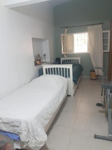een slaapkamer met een wit bed en een raam bij DAS THOMY II in Cordoba