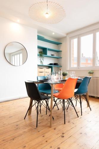 une salle à manger avec une table et des chaises dans l'établissement Lille hypercentre-2 bedrooms very bright + parking, à Lille