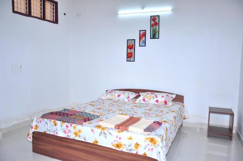 Un dormitorio con una cama con una colcha colorida. en Kelly's Cottages 