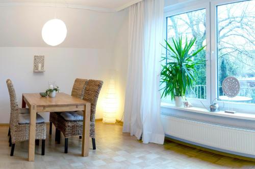 uma sala de jantar com uma mesa e cadeiras e uma janela em Ferienwohnung am Hafen Bad Bevensen em Bad Bevensen