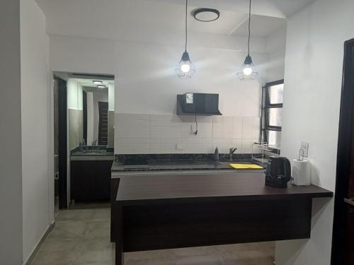 Una cocina con encimera en una habitación. en SURI, en Salta