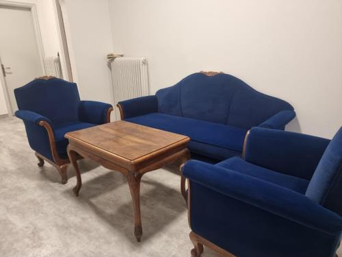 twee blauwe stoelen en een salontafel in een kamer bij Castle luxury home in Chios