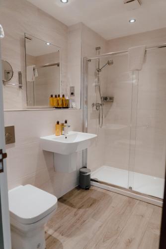 ストーノウェイにあるCabarfeidh Hotelの洗面台、シャワー、トイレ付きのバスルーム