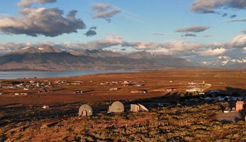 grupa namiotów na polu z górami w obiekcie Dome with Stunning Glacier & Mountain Views w mieście Puerto Natales