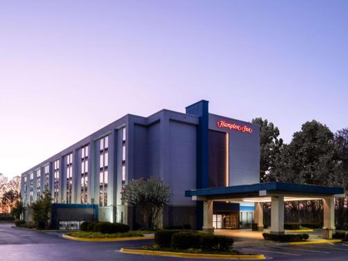 an office building with a sign on the front of it at Hampton Inn Atlanta-Peachtree Corners/Norcross in Norcross