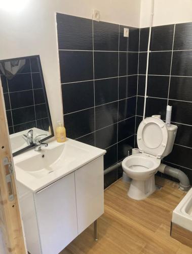 une salle de bain avec des toilettes blanches et un lavabo dans l'établissement Studio 1 Vieux Port Opéra, à Marseille
