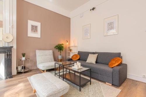 uma sala de estar com um sofá e uma mesa em 1 bedroom apartment in the city center, near metro em Lille