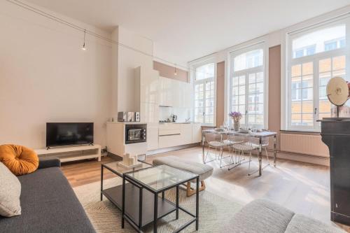 uma sala de estar com um sofá e uma mesa em 1 bedroom apartment in the city center, near metro em Lille