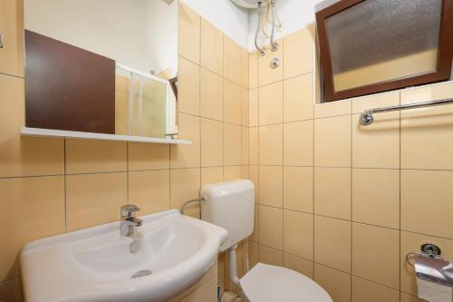 a bathroom with a toilet and a sink at Apartment Pinjola in Poreč