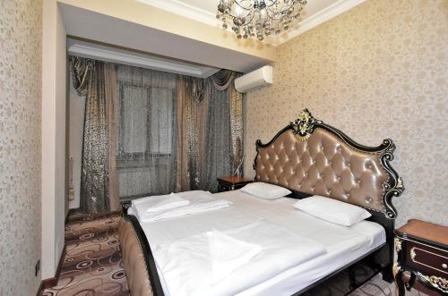 Ліжко або ліжка в номері 2 Bedrooms Luxury Apartment Near Republic Square