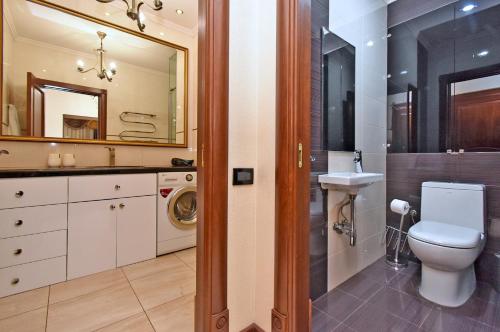 Ванна кімната в 2 Bedrooms Luxury Apartment Near Republic Square