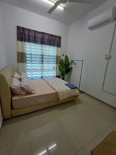 - une chambre avec un lit et une fenêtre dans l'établissement Damai Indah Homestay, à Sepang