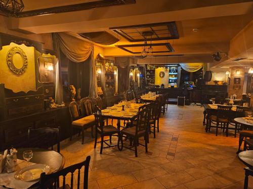 モイエチウ・デ・ススにあるPensiunea Vlahia Innのテーブルと椅子が備わるレストラン