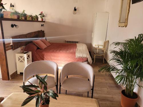 Schlafzimmer mit einem Bett, einem Tisch und Stühlen in der Unterkunft VILLA PEDRAZA ll in Rades de Abajo