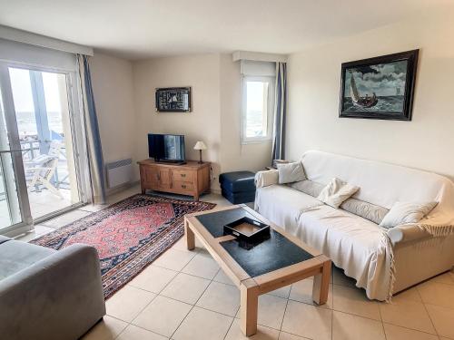 un soggiorno con divano e tavolino da caffè di fleur de sel appartement face à la mer a Wimereux