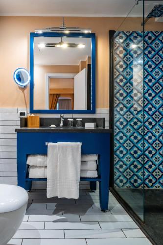 Vannituba majutusasutuses Therasia Resort Sea and SPA - The Leading Hotels of the World