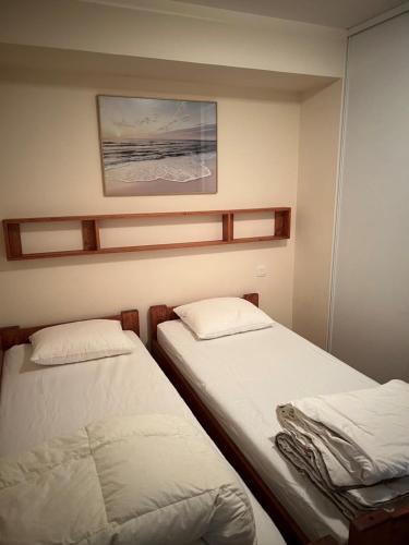 - 2 lits dans une petite chambre dans l'établissement fleur de sel appartement face à la mer, à Wimereux