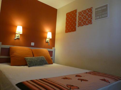 Ce lit se trouve dans un dortoir doté de 2 lumières sur le mur. dans l'établissement Cannes vue mer appt 4pers, à Cannes