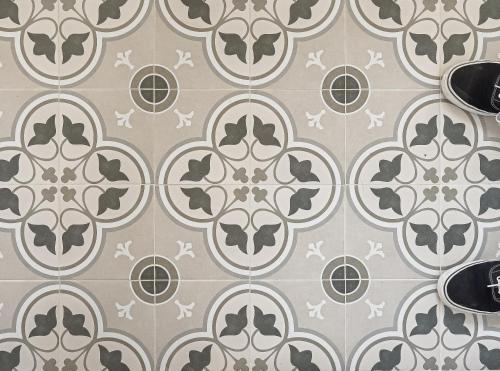 a tile floor with a pattern in a bathroom at Majordoms - Ca les Cosines 47 in Banyoles