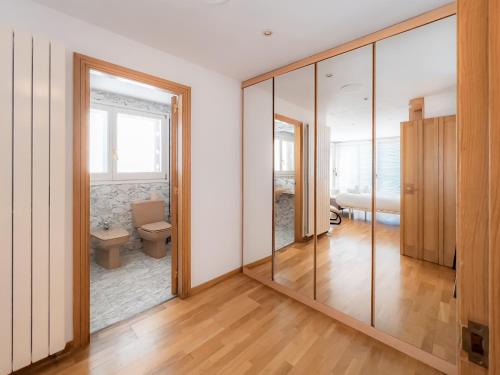 une chambre avec une salle de bain avec WC et un miroir dans l'établissement Majordoms - Sports Villa Banyoles, à Banyoles