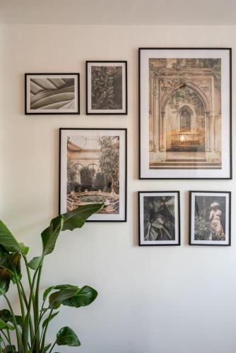 un groupe d’images encadrées sur un mur dans l'établissement 4-bedroom house centre, near the metro + car park, à Tourcoing