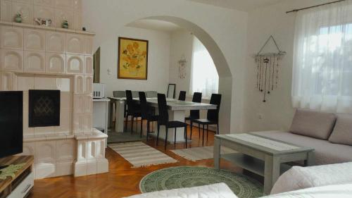 salon z kanapą i jadalnią w obiekcie Viola Apartmanház w Bogácsu