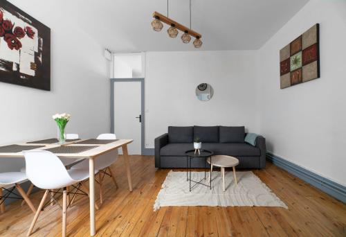 ヴィシーにあるL'Alliotaux - Appartement calme et design - Parking gratuitのソファとテーブルのあるリビングルーム