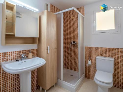 łazienka z toaletą, umywalką i prysznicem w obiekcie Apartamento Rosa w mieście Cala Bona