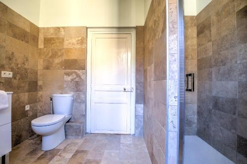 La salle de bains est pourvue de toilettes et d'une douche à l'italienne. dans l'établissement Les Coquelicots Évasion en Dordogne, à Saint-Cyprien