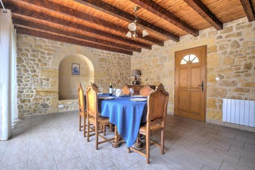 une salle à manger avec une table et des chaises bleues dans l'établissement Les Coquelicots Évasion en Dordogne, à Saint-Cyprien