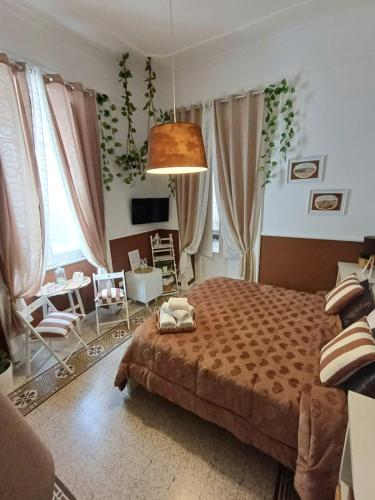 um quarto com uma cama, uma mesa e cadeiras em Giordano's home em Nápoles