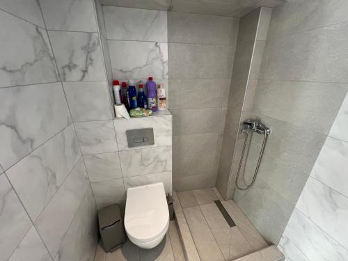 La salle de bains est pourvue d'une douche et de toilettes. dans l'établissement Skyline Oasis thesbnb, à Thessalonique