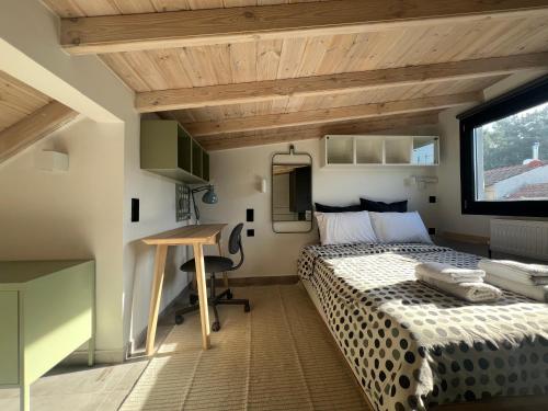 - une chambre avec un lit, un bureau et une fenêtre dans l'établissement Skyline Oasis thesbnb, à Thessalonique