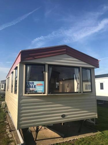 Mobilheim mit einem Fenster auf einem Anhänger in der Unterkunft MDL Holiday Let in Rhyl