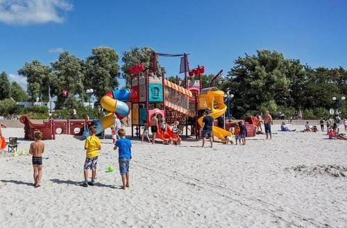 un grupo de niños jugando en un parque de diversiones en Vakantiechalet B6, en Makkum
