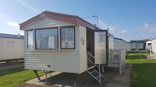 una casa pequeña está estacionada en un patio en MDL Holiday Let, en Rhyl