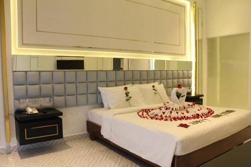 a bedroom with a large bed with flowers on it at Hengly Mohasambath Hotel & Spa in Phumĭ Kruŏs