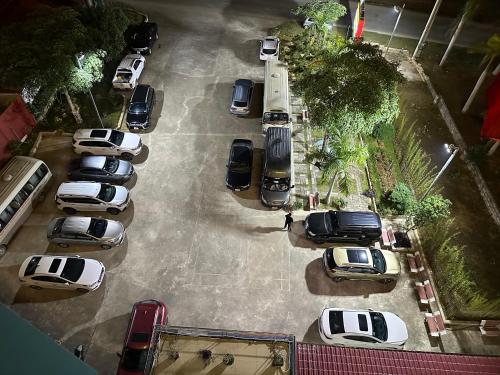 een groep auto's geparkeerd op een parkeerplaats bij KHÁCH SẠN NHÀ HÀNG SO OANH 