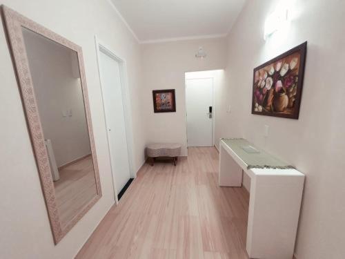 Televisyen dan/atau pusat hiburan di Charles Hotel