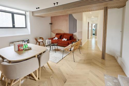 un salon avec une table et un canapé dans l'établissement Appartement6P#2Bedrooms#Jardin des Plantes, à Paris