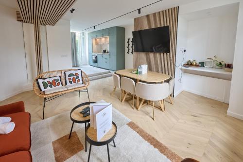 un salon avec un canapé et une table dans l'établissement Appartement6P#2Bedrooms#Jardin des Plantes, à Paris