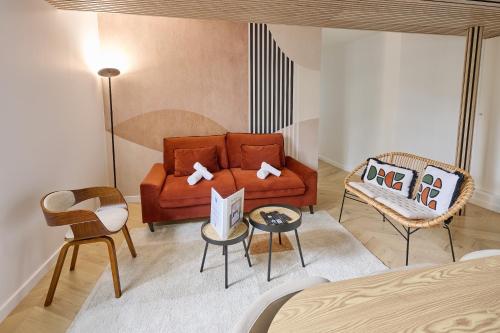 un salon avec un canapé et une chaise dans l'établissement Appartement6P#2Bedrooms#Jardin des Plantes, à Paris