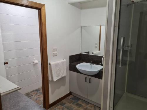 uma casa de banho com um lavatório e um espelho em Orchard 2 Bedroom Apartment in Devonport 