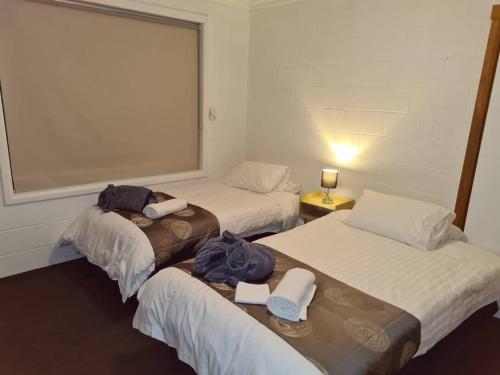 duas camas num quarto com toalhas em Orchard 2 Bedroom Apartment in Devonport 