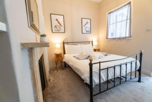 a bedroom with a bed and a fireplace at Elegant 1Br apartment central Bath in Bath
