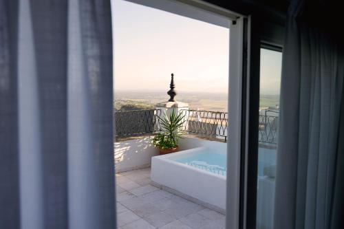 - Balcón con vistas a la bañera en Casa Aura Hotel, en Vejer de la Frontera