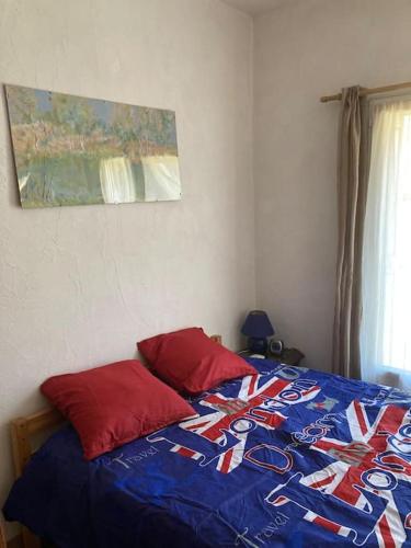 - un lit avec 2 oreillers rouges dans l'établissement Chez FERNAND-Vues sur les montagnes, à Arles-sur-Tech