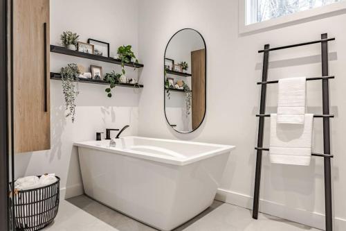 Ένα μπάνιο στο Légendaire Private Hot Tub Game room