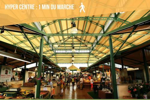 un marché avec des gens se promenant dans un bâtiment dans l'établissement Appartement Spa - NAHLEO Industriel, à Dole