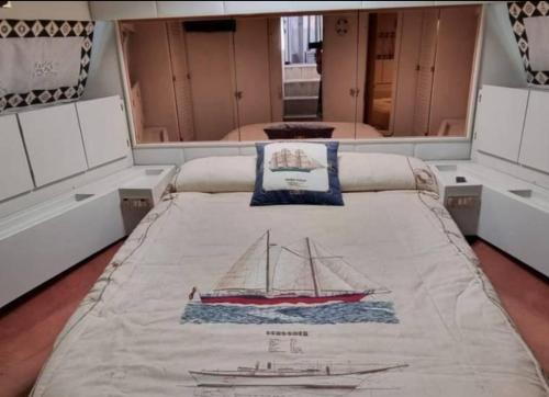 Una habitación con una cama grande con un barco. en Barco Barcelona en Barcelona